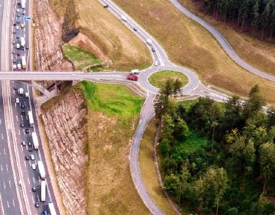 Snelweg en bermen van boven af
